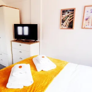 Guest house Modern, Well Located En-suite With Parking - Orbitat